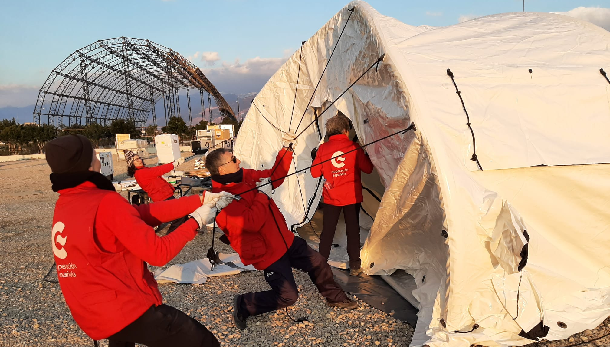 Integrantes del Equipo START montan las instalaciones del hospital de campaña en las afueras de Iskenderum (Turquía) en febrero de 2023. Foto: AECID/Miguel Lizana