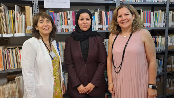 Luisa Mora, responsable de la Biblioteca Islámica (AECID), con Hajer Rashid y Luisa García