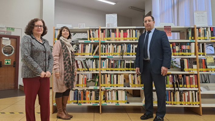A. García, directora de la Biblioteca, L. Mora, responsable de la colección islámica, y A. Ait Belaid.